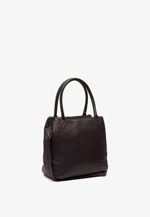 Bolso de mano de piel marrón oscuro con dos asas superiores, una correa para el hombro desmontable y un cierre de cremallera en la parte superior.