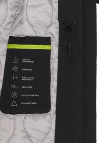 Zwarte waterdichte jas met grijze voering. Kenmerken zijn onder andere een groene ritszak met symbolen voor waterdicht, winddicht en ademend.