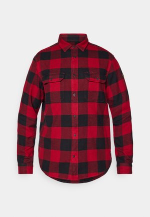 Camisa de franela roja y negra con mangas largas, cierre de botón en la parte delantera, dos bolsillos en el pecho, dobladillo redondeado y patrón de cuadros.