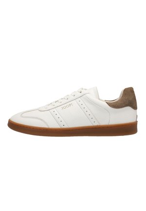 Sneaker bianca in pelle a profilo basso con suola in gomma marrone, linguetta in suede sul tallone e nome del marchio "JOOP!" sul lato.