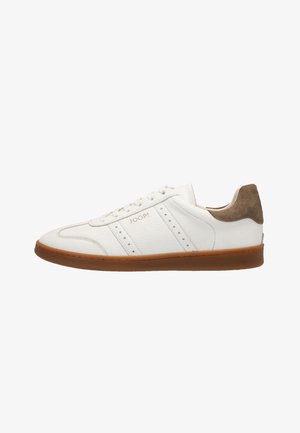 Zapatilla blanca de perfil bajo con suela de goma marrón, lengüeta de ante en el talón y el nombre de la marca "JOOP!" en el lateral.