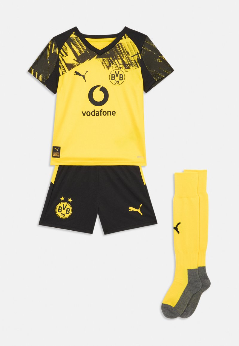 Gelb-schwarz gestreiftes Fußballtrikot von Borussia Dortmund mit Trikot, schwarzen Shorts und gelben Socken mit grauen Sohlen, ausgestattet mit den Logos von Puma und Vodafone.