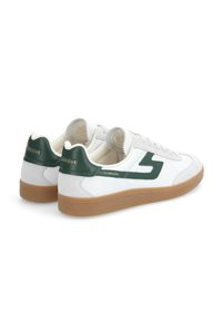 Weißer Sneaker mit grünen Akzenten und Gummisohle. Verfügt über eine glatte Oberfläche mit Wildlederelementen, runder Zehenpartie und Logo auf der Ferse.