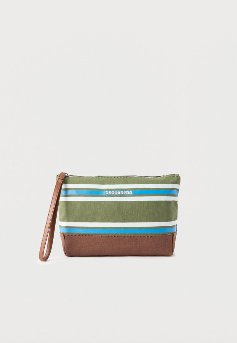 Pochette rectangulaire verte et marron avec des rayures blanches et bleues, fermeture éclair, et logo "DSQUARED2" blanc centré à l'avant.