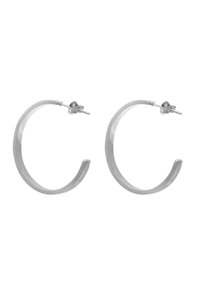 Boucles d'oreilles en métal argenté avec une finition lisse et polie. Présente un design courbé et fin avec un fermoir à tige sécurisée.