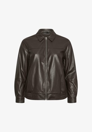 Bruine leren jas met een kraagontwerp, vooraan een ritssluiting en geribbelde details bij de manchetten en zoom. Gladde textuur, klassieke silhouette.