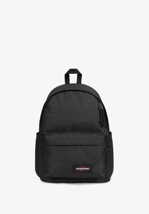 Sort stof rygsæk med rund top, frontlomme, justerbare stropper og en løkke på toppen. Har Eastpak-logoet på forsiden.