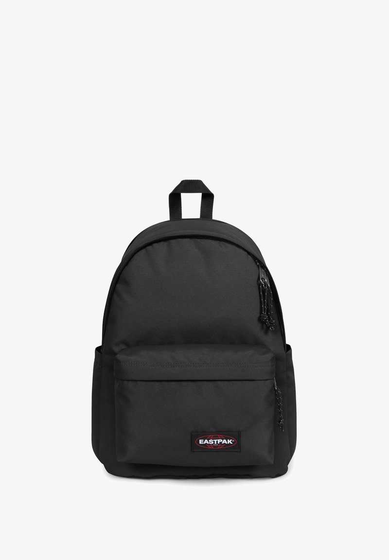 Svart tygryggsäck med rundad topp, framficka, justerbara remmar och en övre ögla. Har Eastpak-logotypen på framsidan.