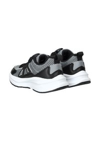 Mesh sportieve schoenen met een zwart en grijs ontwerp, een gewatteerde witte zool en een gestructureerde bovenkant met ventilatie en elegante accenten.