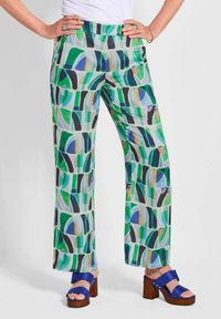 Losse broek met een geometrisch patroon in groen, blauw en zwart. Gemaakt van lichtgewicht materiaal met een gladde textuur.