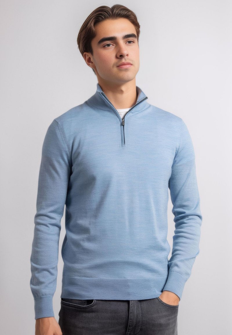 Lichtblauwe gebreide pullover met een ritssluiting op de kraag, lange mouwen en geribbelde manchetten. Glad textuur met een moderne, aansluitende pasvorm.