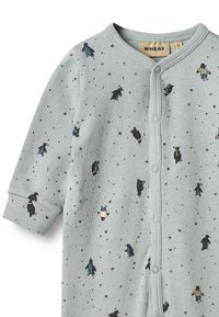 Lysegrå babydragt i blød bomuld med spredte mønstre af pingviner og stjerner, med trykknapper foran og lange ærmer.