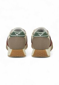 Scarpe da ginnastica marroni e verdi con un retro testurizzato, dotate di un colletto imbottito e un motivo a esagoni sulla suola. Design del tallone rinforzato.