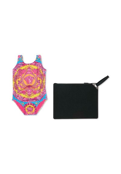 Maillot de bain une pièce aux couleurs vives rose, jaune et bleu avec des motifs ornés ; accompagné d'une pochette noire zippée ornée d'un logo embossé.