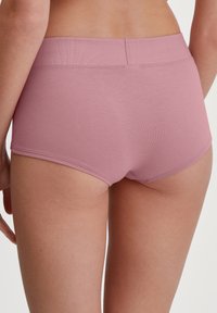 Katoen-modal blend slip in stoffige roze, met een soepele tailleband en naadloze randen, die een snug fit en zachte textuur benadrukt.
