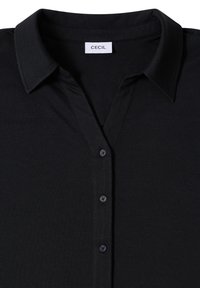 Camisa negra de cuello con botones en el frente, hecha de una tela suave, con una etiqueta en el cuello que dice "CECIL."