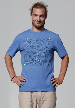 Blauwe katoenen t-shirt met een bedrukte zwart design van een berg en een rivier, met bomen en wolken, ronde hals en korte mouwen.