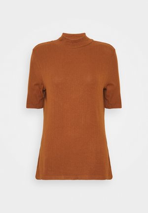 Haut en maille à manches courtes couleur rouille avec un col montant factice et un ourlet droit, présenté sur un fond clair uni.