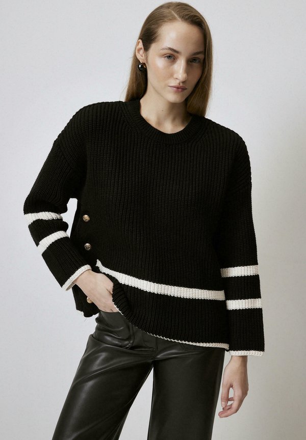 FEATURING BUTTONS - Strickpullover