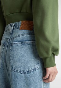 Vans SIRELLE  POCKET PUDDLE - Vaqueros boyfriend - medium blue