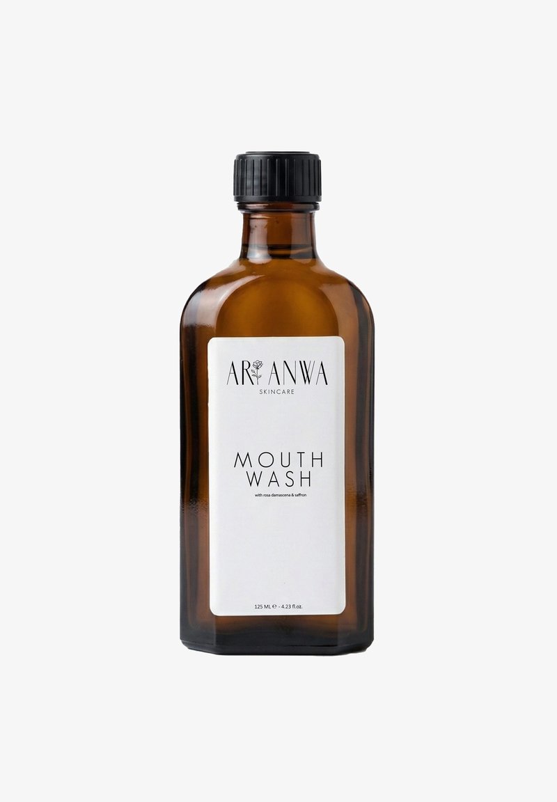 Bouteille en verre ambré avec un bouchon noir. L'étiquette avant affiche le texte "Bain de bouche", avec des détails supplémentaires en dessous. Capacité : 125 mL.