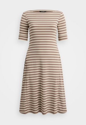 Gestreepte jurk met een ronde halslijn en korte mouwen. Gemaakt van zachte stof in bruine en crèmekleurige strepen. A-lijn silhouet, knielang.