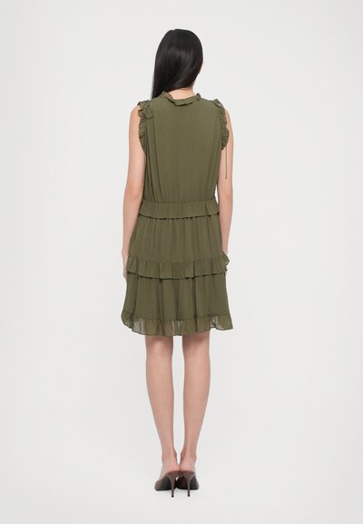 Olivovo zelené bezrukávové šaty s volánovými akcentmi, viacvrstvové, s elastickým pásom a splývavým lemom vyrobené z ľahkého materiálu.