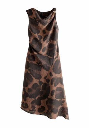Vestito midi senza maniche con stampa leopardata marrone e nera, scollo asimmetrico drappeggiato e dettaglio anello metallico su una spalla.