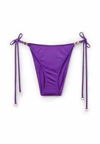 Lila bikinitrosor med sidband, tillverkade av ett slätt tyg. Har gyllene detaljer och en klassisk brief-design med minimal täckning.