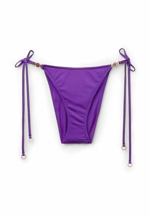 Lila bikinitrosor med sidband, tillverkade av ett slätt tyg. Har gyllene detaljer och en klassisk brief-design med minimal täckning.
