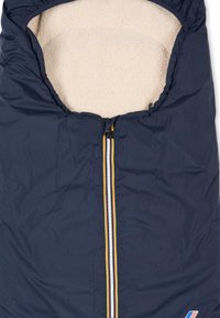 Navyblauwe slaapzak met een zachte crème binnenvoering, voorzien van een centrale rits met multikleurige stripes en gathered randen rond de opening.