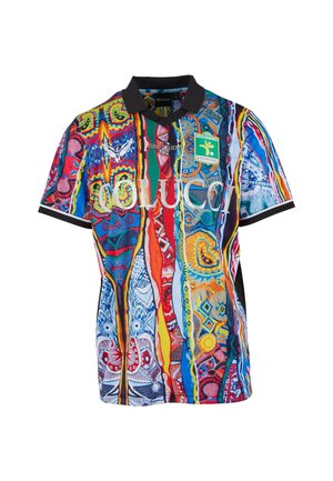 Buntes kurzärmliges Poloshirt mit abstrakten Mustern, schwarzem Kragen, schwarzen Ärmelenden und Logos, darunter "COLUCCI" und ein grüner Patch des "Fussballclub Kitzbühel".