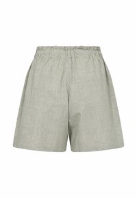 Jasnoszare spodenki z cienkimi białymi pionowymi paskami i elastycznym pasem, przedstawione na białym tle.