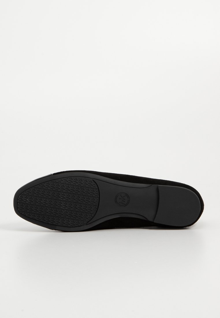 Suela de zapato de ante negro con un patrón de agarre de goma texturizado. Forma de puntera redondeada, acabado suave y sin marcas visibles ni acentos.