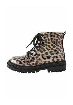 Snørestøvle med tyk sort sål, skinnende brun og sort leopardmønster og trækflap ved hælen.