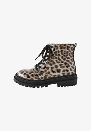 Snørestøvle med tyk sort sål, skinnende brun og sort leopardmønster og trækflap ved hælen.