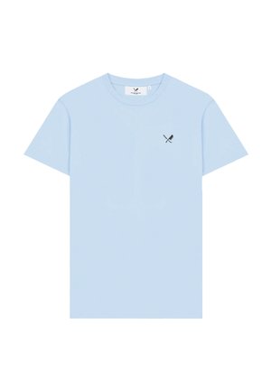 Camiseta azul clara de manga corta con cuello redondo con pequeño logo negro de cuchillo y tenedor cruzados en el pecho izquierdo.