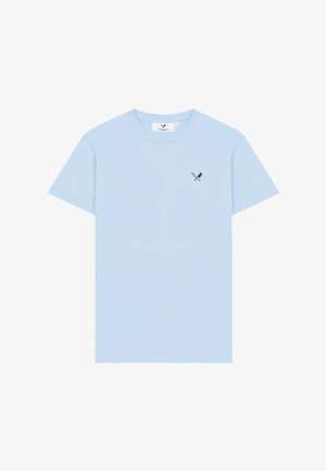 Camiseta azul clara de manga corta con cuello redondo con pequeño logo negro de cuchillo y tenedor cruzados en el pecho izquierdo.