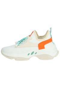 Weiße Mesh-Sneaker mit türkisfarbenen Schnürsenkeln, beigen Akzenten und oranger Fersenschlaufe. Verfügt über einen strukturierten Schaft und ein markantes Sohlen-Design.