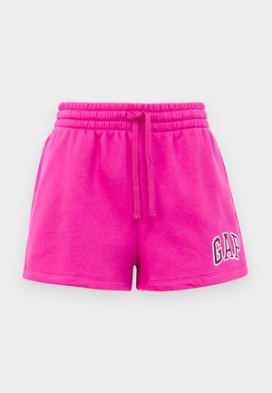 Shorts en coton rose avec une taille élastique et un cordon de serrage. Présente un logo "GAP" blanc sur le côté inférieur gauche. Texture douce et style décontracté.