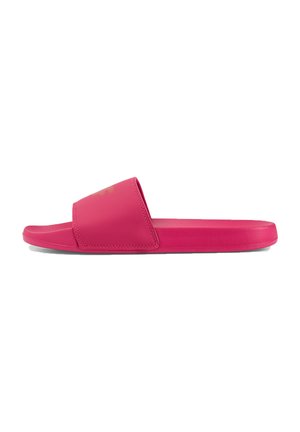Jasnoróżowa sandałka typu slip-on z szerokim paskiem i płaską podeszwą, zaprojektowana do noszenia na co dzień.