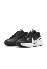 Scarpe sportive nere realizzate con un mix di materiali lisci e testurizzati, caratterizzate da un logo Swoosh bianco, design leggero e suola in gomma.
