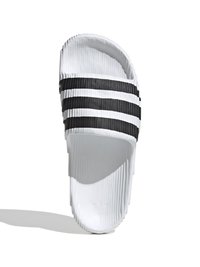 Črno-bele japanke z vodoravnimi črtami, narejene iz teksturiranega gumijastega materiala, z odprtim prstom in oblikovanim podplatom.