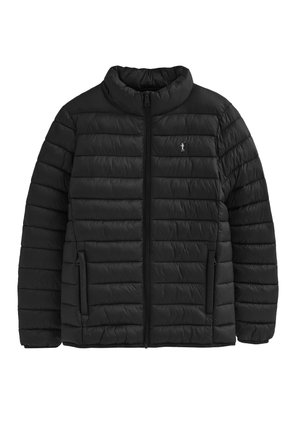 Schwarze Steppjacke mit Stehkragen, frontaler Reißverschluss und Seitentaschen, versehen mit einem gesteppten Muster am Körper. Weiche, glatte Textur.