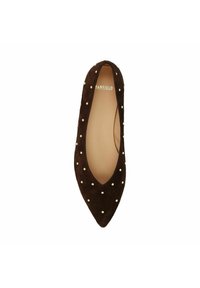 Bruine suede platte schoenen met een spitse neus, voorzien van een decoratief patroon van kleine gouden studs langs de bovenrand. Gladde binnenvoering.