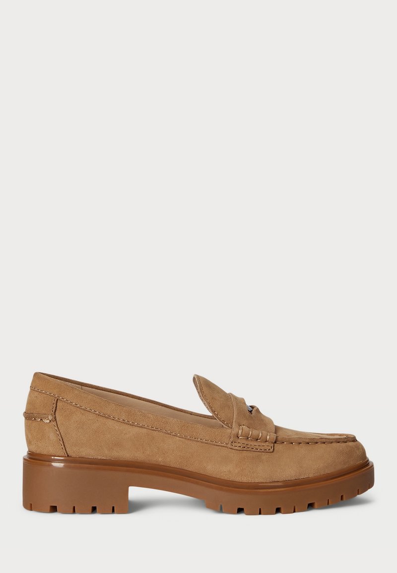 Mocassin en daim beige avec semelle épaisse en caoutchouc marron, couture moc toe et lanière décorative sur le dessus, présenté en profil latéral.