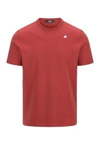 T-shirt in cotone rosso con maniche corte, scollatura rotonda e un piccolo logo bianco sul lato sinistro del petto. Texture liscia. Design semplice.
