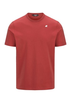 T-shirt in cotone rosso con maniche corte, scollatura rotonda e un piccolo logo bianco sul lato sinistro del petto. Texture liscia. Design semplice.