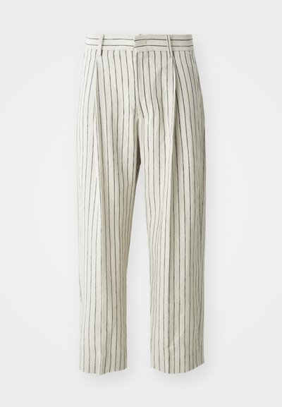 Pantalons blancs à rayures, en tissu léger, à coupe décontractée, avec des plis et une taille avec passants de ceinture. Rayures verticales bleu marine.