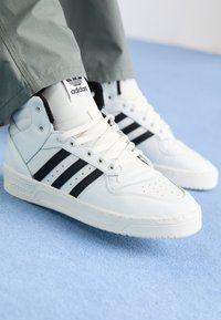 Zalando Scarpe Adidas Alte Bianche Adidas Originals RIVALRY MID